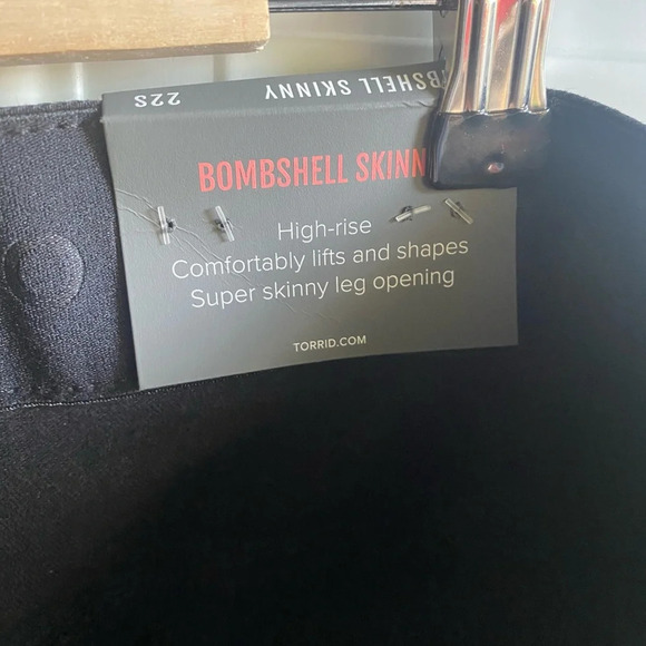 Torrid NWT Bombshell Skinny Premium Stretch Hi-Rise Jean Grenada Size 22 Short S - Picture 7 of 14